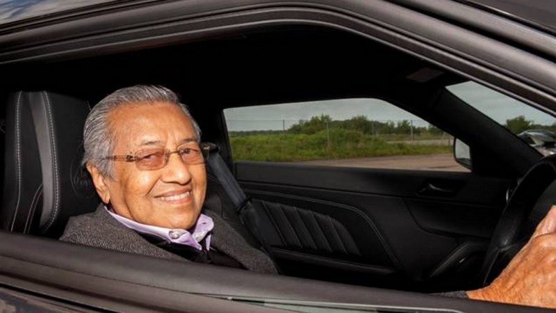 2015-Mahathir-Visits-Lotus-Plant-Hethel-01