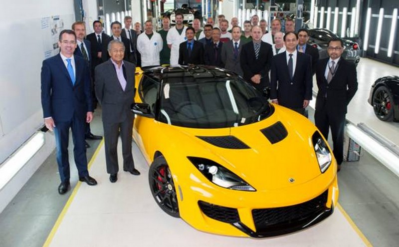 2015-Mahathir-Visits-Lotus-Plant-Hethel-02