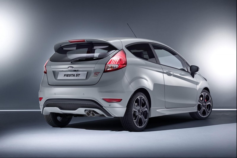 2016-Ford-Fiesta-ST200-002
