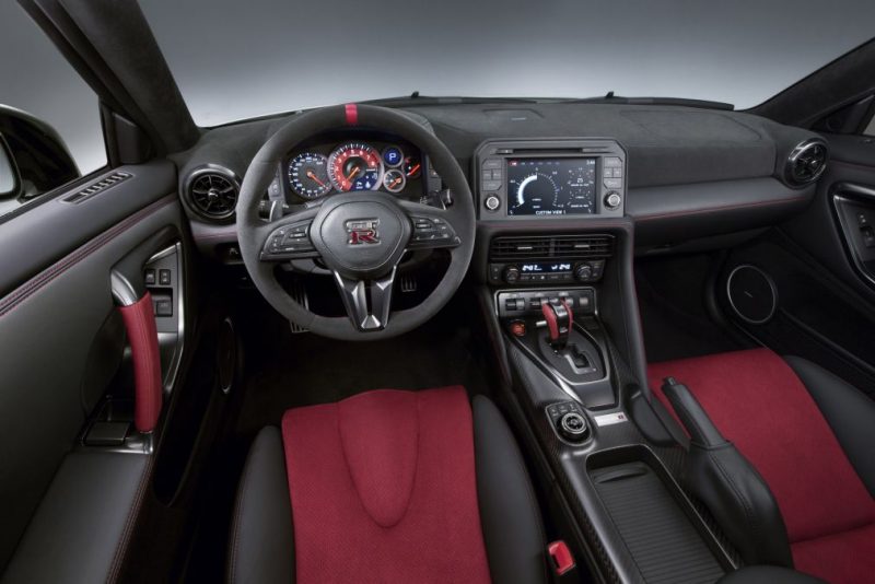 2016-nissan-GTR-Nismo-10