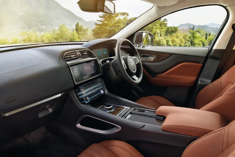 2015-Jaguar-F-Pace-047