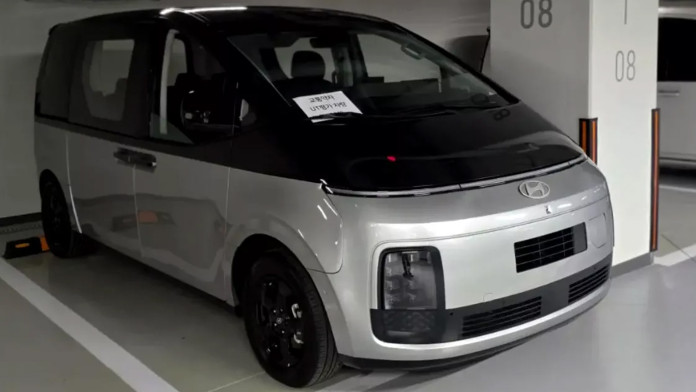 2025-Hyundai-Staria-EV-Korea Spyshot-1