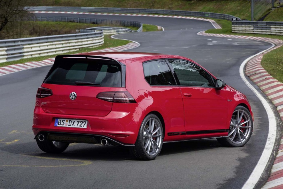 2016-Volkswagen-Golf-GTI-Clubsport-S-017-990x661