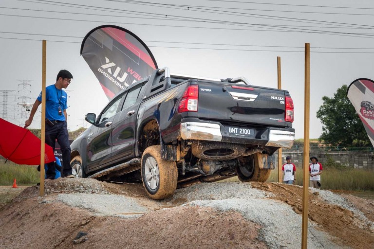 2016-Toyota-Hilux-Media-Drive-15-768x512
