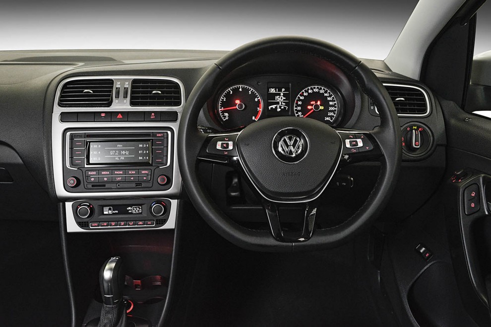 2016-Volkswagen-Vento-012-990x661
