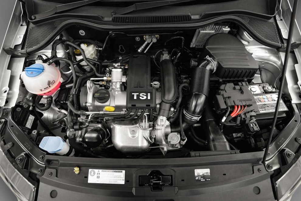 2016-Volkswagen-Vento-013-990x661