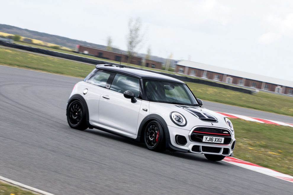 2016-Mini-John-Cooper-Works-Challenge-18-990x660